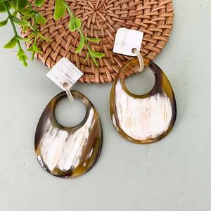 Pendiente de cuerno hecho a mano Pendientes de cuerno de búfalo de alta calidad Joyería de moda liviana y diseño único - Product Image 5