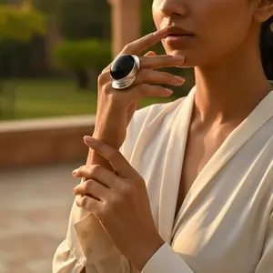 แหวนเงินแท้ 925 สไตล์วินเทจสำหรับผู้หญิง ชุบทองคำขาวและทอง 18K ประดับพลอยสีดำรูปทรงตัวเลข ได้รับการรับรองจาก IGI - Product Image 3