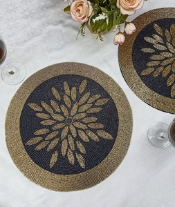 Sous-plat rond unique en cristal doré et perles de verre Sous-plat rond unique en cristal doré et perles de verre - Product Image 4