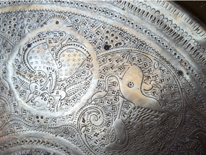 Plato de Presentación Redondo de Latón, Diseño de Alambre de Hierro Hecho a Mano, Moderno, Personalizado, Duradero para Bodas, Eventos, Hogar, Restaurante, Hotel - Product Image 5