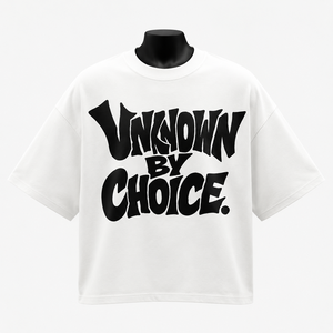 Camiseta blanca de manga corta para hombre con estampado de letras negras en el puño derecho, corte regular, estilo casual, tela de jersey 100% algodón - Product Image 1