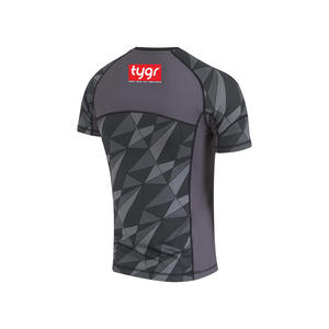 Protector de erupción para hombres impulsado por el rendimiento con hombros sin costuras Paneles de malla transpirable y estiramiento que absorbe la humedad - Product Image 5