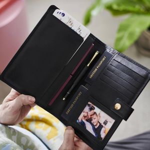 Soporte para pasaporte familiar de cuero genuino con cierre de botón Bloqueo RFID y multifunción-Regalo perfecto para viajeros en el momento de la compra - Product Image 6