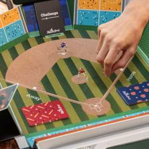 Juego de Mesa de Estrategia de Béisbol, Estadio 3D Pop-Up, Dados de 12 Caras, 100 Cartas Tácticas, Puntuación por Aplicación - Product Image 4