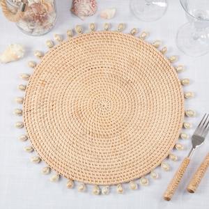 แผ่นรองจานหวายทรงกลมมีขอบเปลือกหอยเป็นมิตรต่อสิ่งแวดล้อมผลิตในเวียดนามแผ่นรองจานทอสำหรับตกแต่งโต๊ะขายส่งทันสมัย - Product Image 4