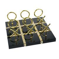 Tic Tac Toe moderne de luxe pour la décoration de la maison, or et blanc fabriqué à la main avec du bois blanc et de l'acier inoxydable de couleur or