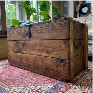 Cofre de Almacenamiento Rústico de Madera con Asa y Bisagra de Hierro, Forma Rectangular para Sala de Estar, Acabado Lacado Duradero - Product Image 3