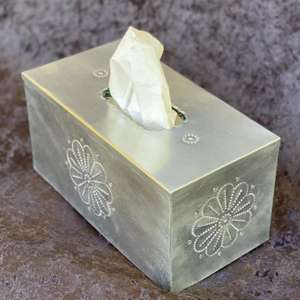 Caja de pañuelos de metal galvanizado estilo granja Diseño rústico de temática Vintage para baños y habitaciones vintage - Product Image 1