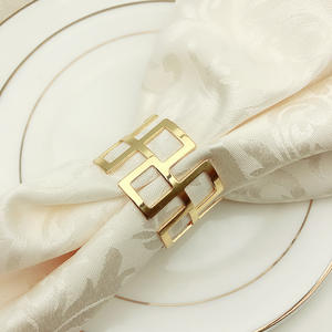 แหวนผ้าเช็ดปากโลหะสะท้อนแสงอย่างนุ่มนวล เพิ่มความสง่างามอย่างละมุน โครงสร้างแข็งแรงป้องกันให้ผ้าเช็ดปากยับอย่างมาก - Product Image 1