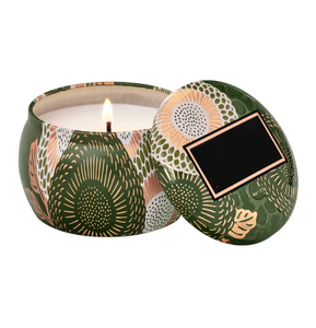 Esta mezcla de cera de coco única es un recipiente de metal vertido a mano adornado con patrón japónica y cubierto con una tapa a juego. - Product Image 1