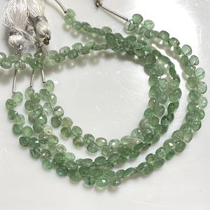 4-4,5 MM verde fresa facetada pequeña forma de corazón Briolette Beads, buena calidad al por mayor proveedor de cuentas de piedras preciosas - Product Image 1