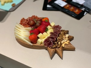 Planche à servir en bois d'ananas de designer, forme unique, parfaite pour la présentation sur table et la photographie culinaire, fabriquée à la main en Inde - Product Image 4