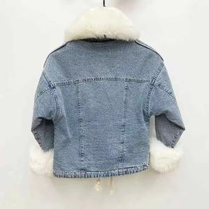 Veste en jean personnalisable pour femme avec logo personnalisé Garniture en fourrure confortable Style vieilli pour l'automne et l'hiver - Product Image 3