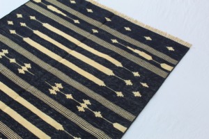 Alfombra Dhurrie de algodón tejida a mano de 4x6 pies, color negro y amarillo con patrón geométrico en zigzag, conjunto lavable de técnica trenzada artesanal India - Product Image 2