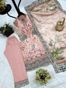 Ensemble kurta à l'allure de soirée avec une belle impression numérique - Product Image 3