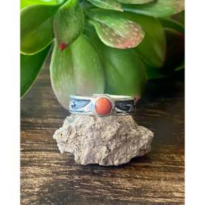 Bague Carson Blackgoat vintage en pierres précieuses, corail et argent sterling avec sertissage géométrique, taille 5.75, pour usage quotidien - Product Image 1