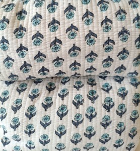 Pochette de maquillage en coton matelassé à motif floral, pochette de voyage élégante pour cosmétiques, fermeture éclair, fabricant en gros, étui à cosmétiques - Product Image 4