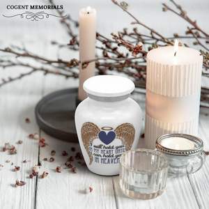 Mini urne pour cendres Urne souvenir féminine avec conception d'ailes d'ange - Product Image 4