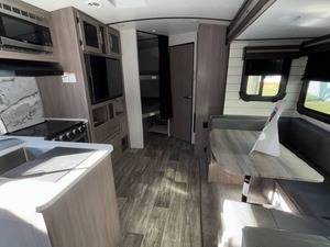 PROVEEDOR DE REMOLQUES DE CAMPING USADOS 2022 Cross Roads SUN SET TRAIL 242BHS en Venta para Acampar - Product Image 2
