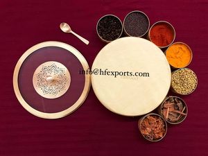 Caja de Especias Masala de Latón con Diseño Fantástico, Hecha a Mano, Tapa Repujada, con Cuchara, Apta para Lavavajillas y Horno, HF CRAFTS India Modelo HF 00347 - Product Image 2