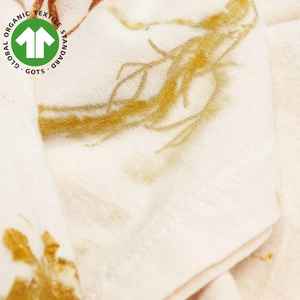 ชุดเสื้อยืดสีงาช้างโทปังกาสำหรับศิลปินรุ่นลิมิเต็ดของผู้หญิงผ้าฝ้ายออร์แกนิกสี100% มีลวดลายย้อมต้นไม้เป็นเอกลักษณ์ - Product Image 4