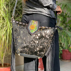 กระเป๋าสะพายข้างสำหรับผู้หญิงกระเป๋าหนังวัวประดับพู่ทำจากหนังวัวสีเมทัลลิค - Product Image 2