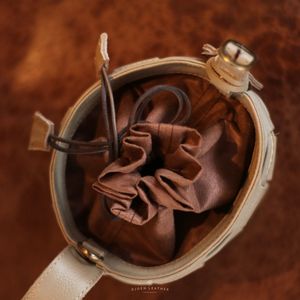 Bolso Cubo de cuero genuino hecho a mano de la mejor calidad, acentos de ratán Natural, bolso de mano impermeable hecho a mano, poliéster de Indonesia - Product Image 5