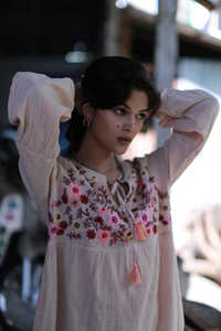 Nouvelle robe de soirée de créateur brodée à manches longues et longueur genou pour femmes - Product Image 4