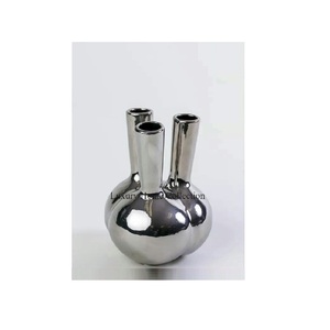Vase à fleurs de forme longue de table le plus vendu avec des vases moulés en étain de conception perforée de couleur or et un support floral à bas prix - Product Image 5