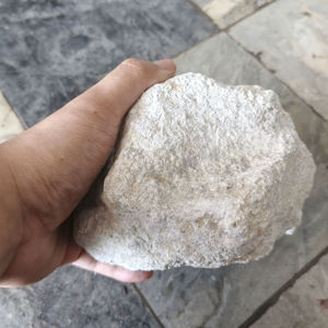 Pyrophyllite de haute pureté en morceaux pour les produits de remplissage de qualité cosmétique et les produits de soins personnels, avec une texture lisse et une sécurité accrue - Product Image 1