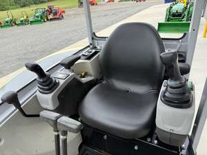 ENVÍO GRATUITO Miniexcavadora WACKER NEUSON EZ26 de 21 HP con cabina abierta, sistema hidráulico, cuchilla de rellenado, 2 velocidades, aprobación EPA y CE, asientos acolchados - Product Image 4