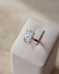 Anillo de diamante Moissanite de corte ovalado hecho a mano solitario de 3,07 CT con banda de catedral de 1,8 MM y hermoso Ajuste de cuatro garras - Product Image 1