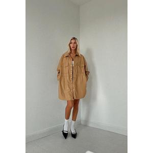 เสื้อแจ็คเก็ตหนังสีเบจแบบขายส่ง พร้อมกระดุมแป๊กและกระเป๋า - Product Image 4