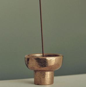 Porta Incienso Redondo Minimalista de Metal con Diseño de Anillos Concéntricos y Soporte Central para Varillas, para un Uso Ritual Diario Equilibrado y Tranquilo - Product Image 5