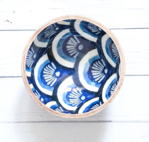 Bol rond en bois naturel fait à la main écologique et personnalisé avec intérieur imprimé pour collations salades et décor de table de fête - Product Image 2