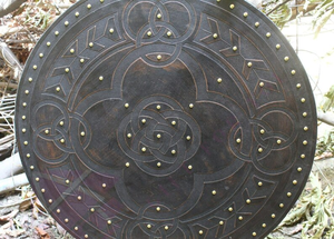 Armadura Medieval de 24 '', Regalos de Cabaña Tradicional, Talla de Madera Redonda, Escudo Negro, Armadura Decorativa de Diseñador, Artesanía de Calvin - Product Image 5