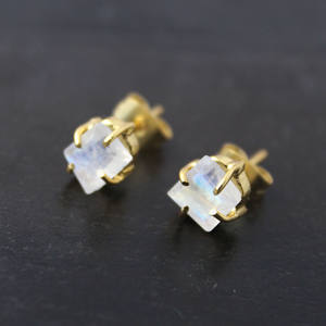 Pendiente de piedra lunar natural, joyería, ajuste de punta de oro, piedra preciosa minimalista, pendiente de tuerca chapado en oro - Product Image 2