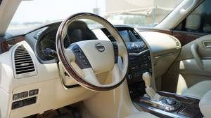 Nissan Patrol LE Platinum SUV d'occasion 2015, blanc, 7 places, phares LED, pneus R20, climatisation automatique |   Prêt à l'exportation - Product Image 2
