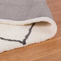 Tapis en coton tufté style berbère, motif abstrait blanc et noir, design moderne, écologique, antimicrobien, antidérapant, en PET