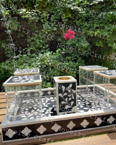 Plateau d'incrustation d'os rond rose et blanc fait à la main plateau de service en résine et MDF de taille personnalisée avec perle décorative pour un usage domestique - Product Image 3