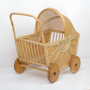 Poussette pour poupée en rotin, chariot de luxe en rotin naturel pour poupées avec un design de pétales de fleurs - Product Image 6