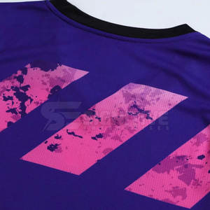 Ensemble d'uniformes de basket-ball avec tissu léger et coupe athlétique pour les équipes professionnelles, uniforme de basket-ball personnalisé - Product Image 4