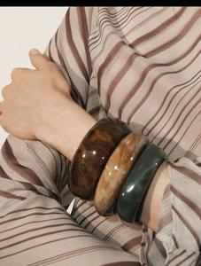 Exclusivos Brazaletes de Resina Hechos a Mano para Mujer, Diseño Moderno, Joyería de Moda, Colores Personalizados para Regalos Empresariales, Exportación Minorista - Product Image 2