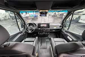 Autocaravana de Lujo Clase B Usada 2023, Techo Alto, 4X4, para Turismo, con Interior Premium y Diseño Compacto - Product Image 3