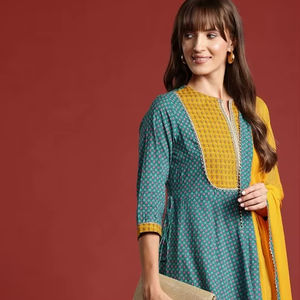 Traje indio pakistaní para mujer con estampado de motivos étnicos, kurta de algodón puro con pantalones y dupatta - Product Image 1