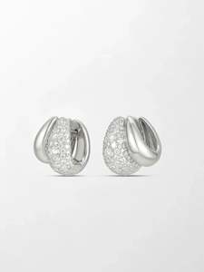 Pendientes Huggie Redondos con Domo de Nieve Esmerilado y Diamantes Cultivados en Laboratorio, 2.09 Ct, Color GH, Claridad VS, 138 Piedras, 16.5mm, Oro Blanco de 14K, Brillo Helado - Product Image 1