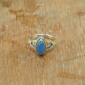 แหวนเงินแท้ 925 ดีไซน์โดดเด่น ประดับพลอยคาโบชองทรงมาร์ควิสสีน้ำเงินทำมือ งานฝีมือแบบวินเทจ - Product Image 4