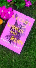 Una Corte de Alas y Ruina de Sarah J. Maas, novela de fantasía en formato de bolsillo. - Product Image 3