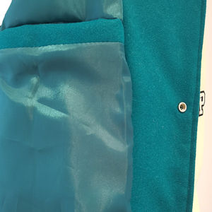 Chaquetas de bombardero de lana de retazos para hombre con logotipo bordado personalizado chaqueta de béisbol universitaria con mangas de cuero PU - Product Image 6