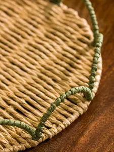 Home Styles Plateau rond en papier tissé avec bord festonné vert Plateau de service décoratif rustique pour le rangement du petit déjeuner ou l'affichage de la table - Product Image 3